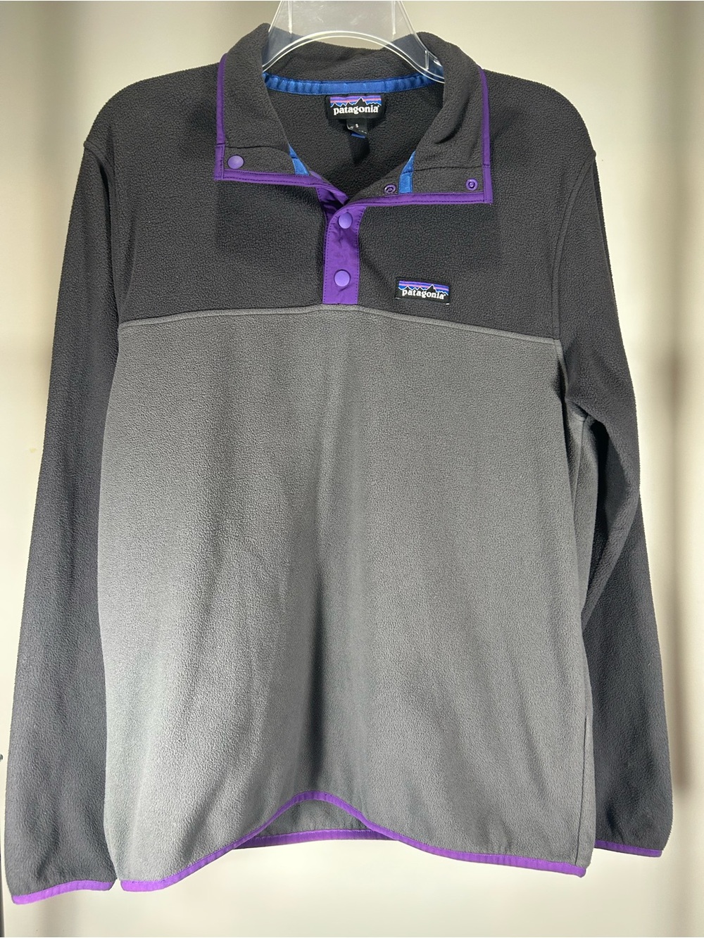 Patagonia Men’s Micro D Two-Tone Gray Pullover Fleece Snap-T with Purple Trim